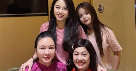 Hot mom Hằng Túi khoe ảnh 3 thế hệ gia đình dân tình ngạc nhiên với thân thế 2 phú bà ngồi