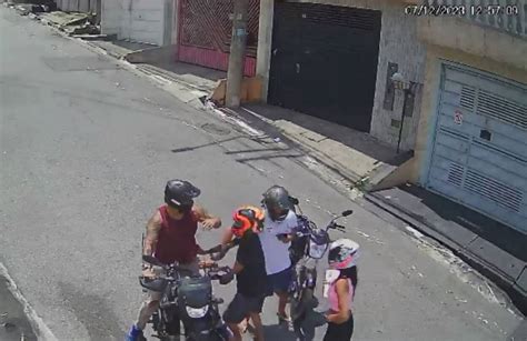 Dois ladrões armados rendem casal e roubam moto em Carapicuíba