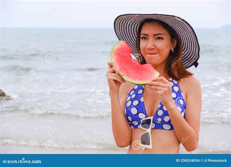 Asiatique Sexy Femme En Bikini Sur La Plage Photo Stock Image Du Humain Bikini