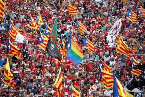 Miles De Personas Se Manifiestan A Favor De La Independencia De Cataluña