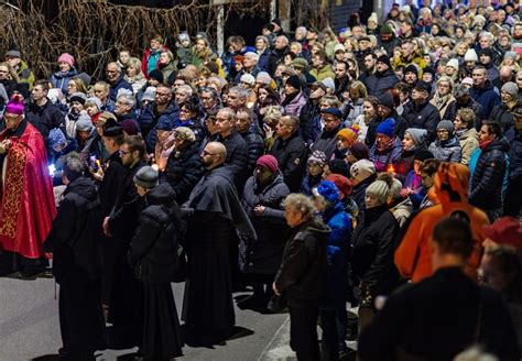 Wierni przeszli przez Elbląg w Drodze Krzyżowej zdjęcie nr