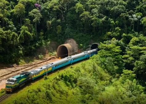 Trem de passageiros da Estrada de Ferro Vitória Minas volta a circular