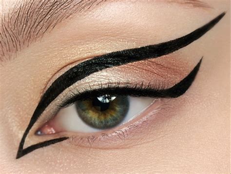 Master The Graphic Eyeliner Makeup Trend From The Fw2023 Runway With