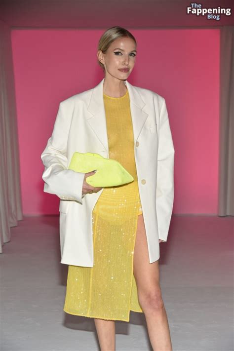 Leonie Hanne Flashes Her Nude Tit At The Missoni Fashion Show In Milan Photos TheFappening