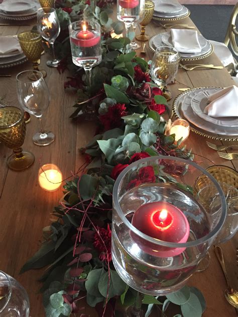 Guía de eucaliptos y copas de cristal con velas flotantes Table