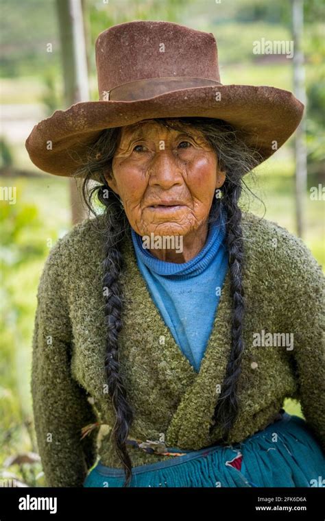 Mujeres andinas fotografías e imágenes de alta resolución Alamy