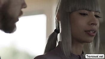 Un beau mec rimjob et à cru baise sa petite amie TS XVIDEOS