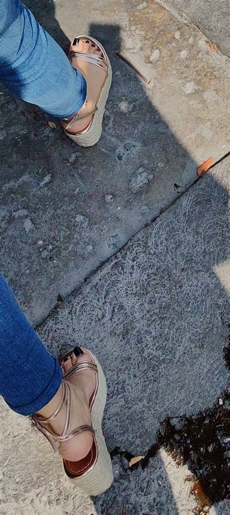 Nerdy Latina With Small Wedges And Tight Jeans Pretty Feet Tight Jeans Forum