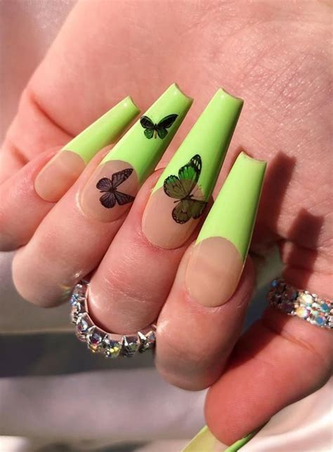 Mẫu Nail Bướm Cực Cuốn Hút Hot Không Sợ Lỗi Mốt