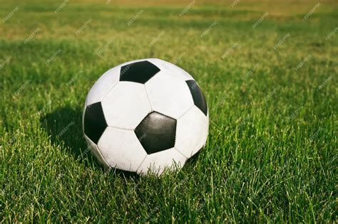 Классический футбольный мяч, типичный черно-белый узор, размещенный на ...