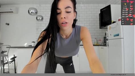 Athletic Babe Teases With Her Stunning Physique LetMeJerk