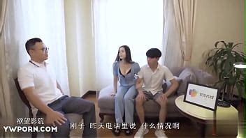 国产AV剧情之失业男子把老婆交给好友照顾 朋友偷偷上了她 XVIDEOS