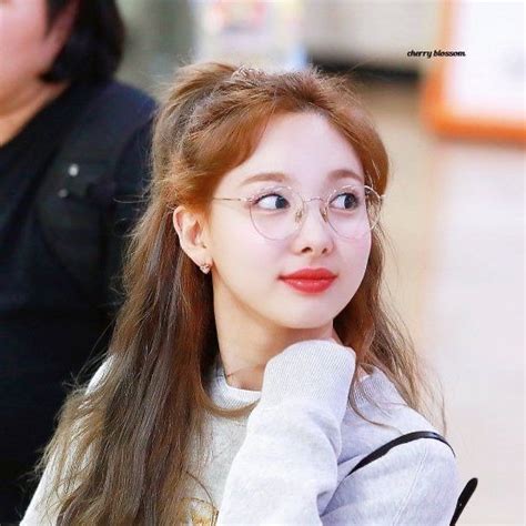 Mẫu Gọng Kính Hàn Quốc Hot Trend 2023 Được Giới Trẻ Săn Lùng