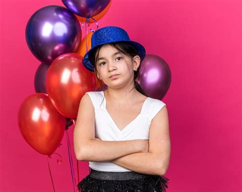 D Ue Jeune Fille Caucasienne Avec Chapeau De F Te Bleu Debout Avec Les