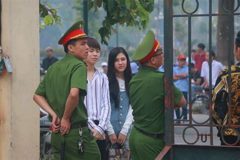 Hàng trăm hot girl giang hồ mạng học sinh đến xem xử Khá Bảnh