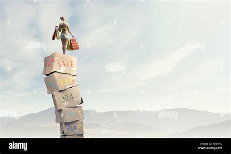 Belle Jeune Fille En Bikini With Shopping Bags On Pile De Cartons Photo Stock Alamy
