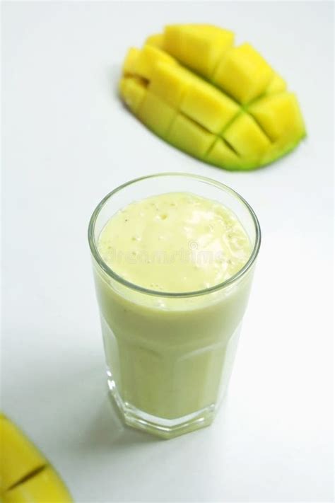 Smoothie Sano Del Mango En Un Vidrio En Un Fondo Blanco Imagen De