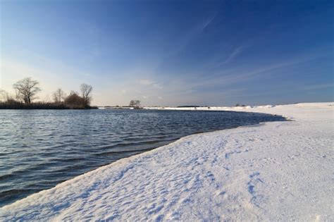 Linda Paisagem De Inverno Lago Congelado E C U P R Do Sol