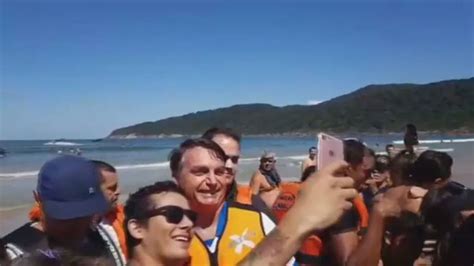 Bolsonaro Tira Fotos Banhistas E Aglomera Em Praia De Guaruj