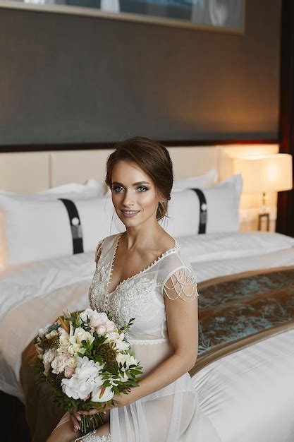 Uma Garota Modelo Charmosa Grande Corpo Em Lingerie De Renda E Vestido De Boudoir Branco