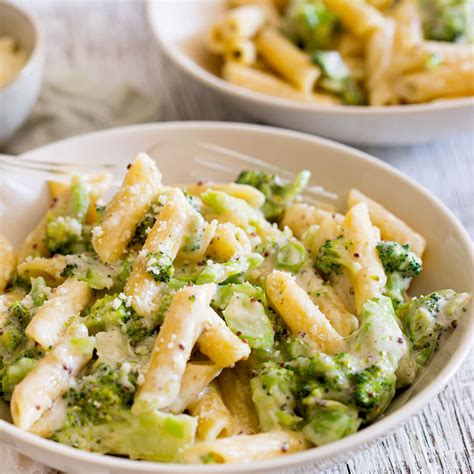 Pasta con brócoli queso y crema