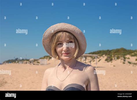 Blondine im bikini Fotos und Bildmaterial in hoher Auflösung Alamy