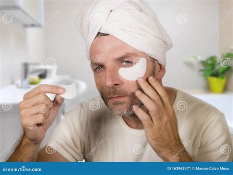 Portrait Amusant D un Jeune Homme Joyeux Et Séduisant Du Camp Gay Dans La Salle De Bain En