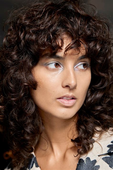 Butterfly cut: il taglio capelli a farfalla che sta bene a tutte
