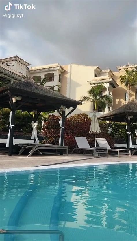 Hottie Gigiis Shows Cleavage In Turquoise Bikini At The Pool Sexyfilter