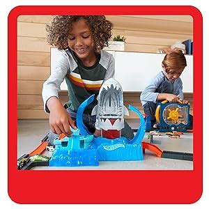Hot Wheels GJL Robo Hai Angriff Spielset Mit Hot Wheels Fahrzeug Mit Farbwechsel Effekt