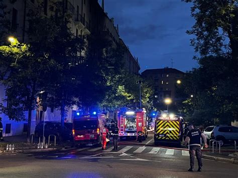 Il Video Dell Incendio In Un Palazzo A Milano Morta Una Famiglia Si