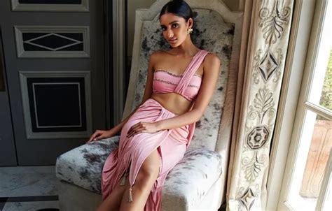 Wallpaper Girl Hot Sexy Eyes Smile Beautiful Figure Model For Mobile And Desktop Section