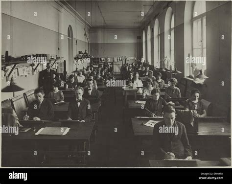 drawing class   fundamental educational setting  students