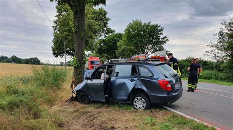 T Dlicher Crash In Holzwickede Kreis Unna Auto Prallt Gegen Baum