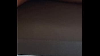 Upskirt debajo de la mesa sin bragas coño peludo XVIDEOS
