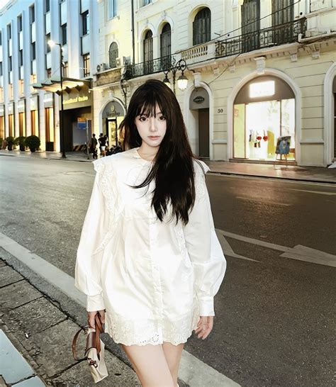 Nh Tiktoker L Uy N Nhi Bikini Khoe Nhan S C Xinh P