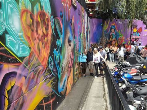 Medellín: Comuna 13 Graffiti Tour w/Street Food & Kabelbaan | GetYourGuide