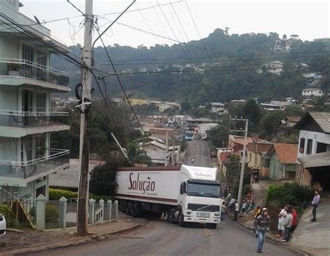 Caco Da Rosa Carreta não consegue subir rua e por pouco não atinge casa