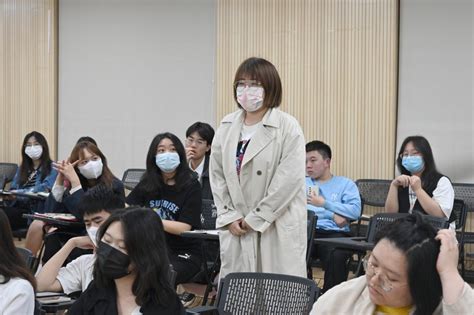 极目新闻记者来我校讲授“从媒体视角看高校新闻的采写”公开课 武汉纺织大学外经贸学院