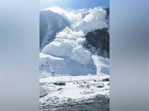 J K Avalanche Hits Jammu And Kashmirs Sonamarg