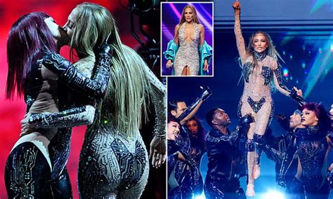 Jennifer Lopez Fans Cringing Over Lesbian Kiss During AMAs Performance She S Lost The