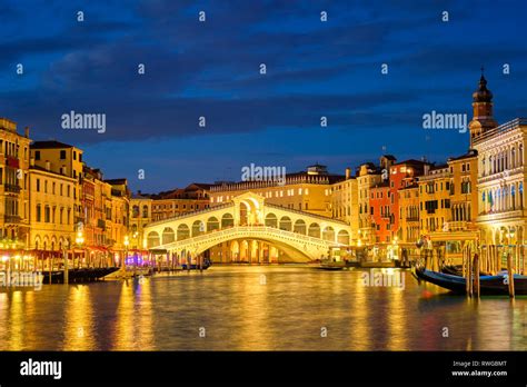 Rialto bridge Ponte di Rialto over Grand Canal at night in Venice ...