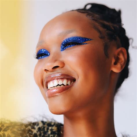 Hay una barra de labios mate y nude que hidrata como un bálsamo