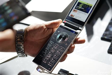 Samsung W2018 - rekordná svetelnosť fotoaparátu, výbava aj cena