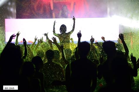 Giới trẻ mình trần diện bikini quậy tưng bể bơi trong đêm Đam mê và khát vọng