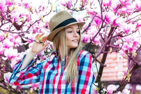 La Fille Blonde Apprécient La Vie Avec Des Fleurs Par Derrière Photo stock Image du adorable