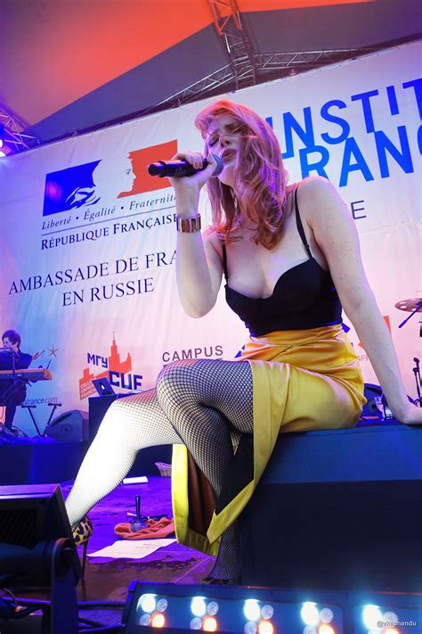 Naked Elodie Frégé in Divers concerts