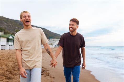 Couple Gay Affectueux Et Passer Du Temps Ensemble Sur La Plage Photo Gratuite