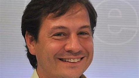 Um casal gay um filho ou uma mãe solteira que adota um filho não é uma família natural