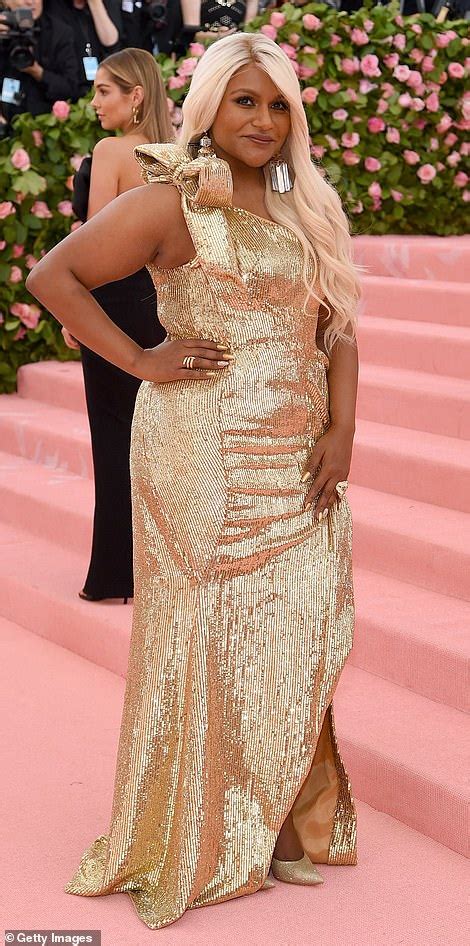 Mindy Kaling Flaunts Her Toned Tummy In A Tiny String Bikini Hot Lifestyle News